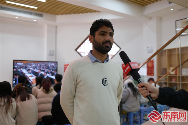 在闽留学生观看两会直播称赞中国高质量发展