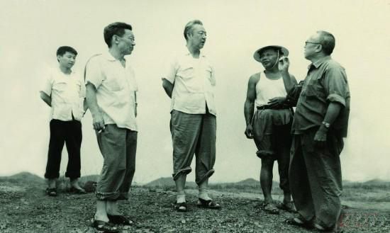  In August 1978, Xi Zhongxun (third from the left) made a survey in Huiyang, Guangdong. Xi Jinping (first from left), who studied at Tsinghua University, took part in social practice during the summer vacation and went to the countryside with his father.