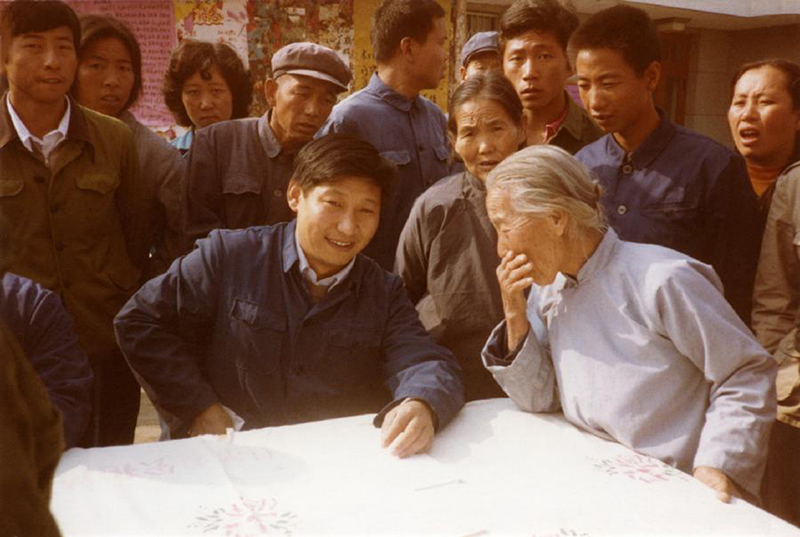  In 1983, Xi Jinping, then Secretary of the CPC Zhengding County Committee in Hebei Province (the front row is in the middle), temporarily set a table on the street to listen to the people's opinions.