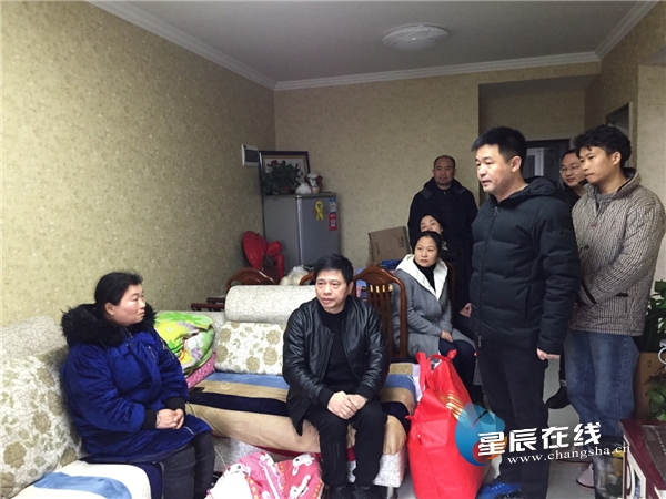 (芙蓉区副区长彭尚松 前排右一>慰问隆平公园社区困难群众张艳平一家.