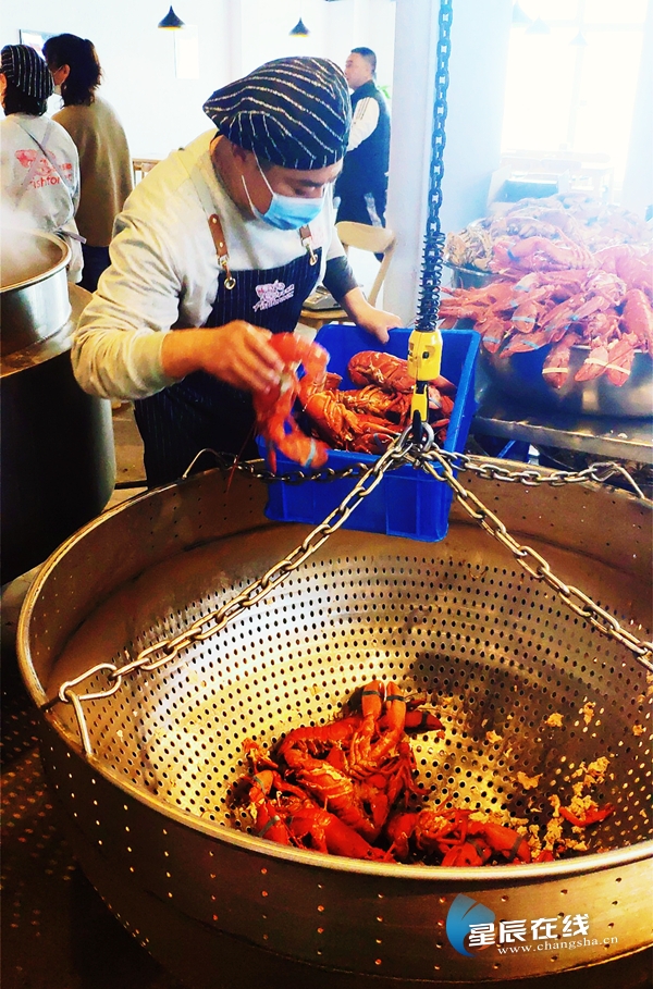 五一假期游大连④大连国际龙虾节让游客过足瘾