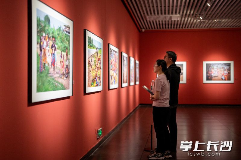 3月30日，市民在李自健美术馆观看胡延安摄影艺术展。均为长沙晚报全媒体记者 邓迪 摄