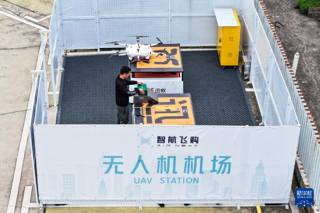 The aerial photo shows a safety staffer checking goods ready for delivery on the rooftop of Wuyue Square in Changsha County. (Photo/Chen Sihan, Xinhua News Agency)