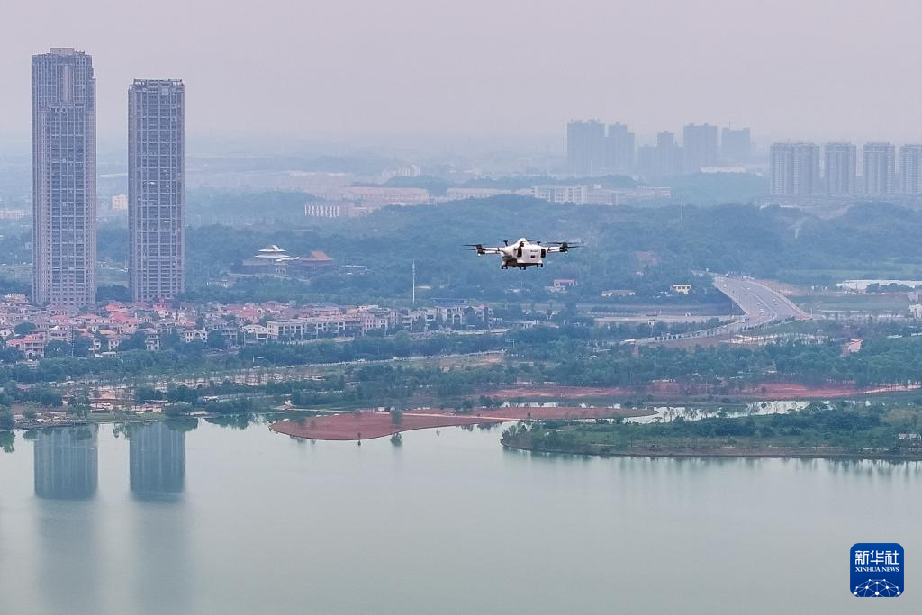 The aerial photo shows a loaded UAV flying above Changsha County. (Photo/Chen Sihan, Xinhua News Agency)