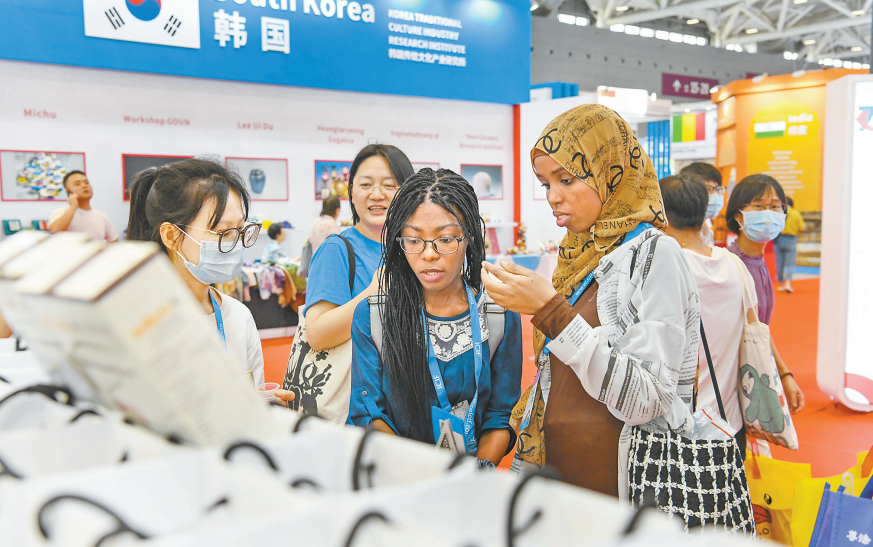 Foreign visitors at the 19th China (Shenzhen) International Cultural Industries Fair (ICIF) last year. Photos by ICIF organizers
