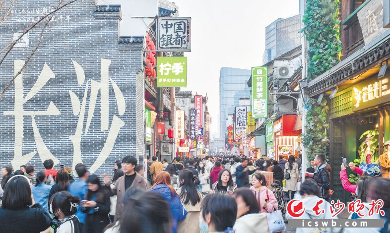 在长沙这座历史文化名城，阡陌交通，街巷纵横，藏在高楼背后的一条条老街，历史悠久，是外地游客来长沙必逛的打卡点。