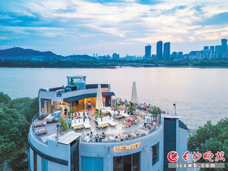 在申雯的第二家店“方寸·空空客厅”,可以欣赏绝美的湘江风光和长沙“一江两岸”灯光秀。 均为长沙晚报全媒体记者 邓迪 郭雨滴 摄影报道