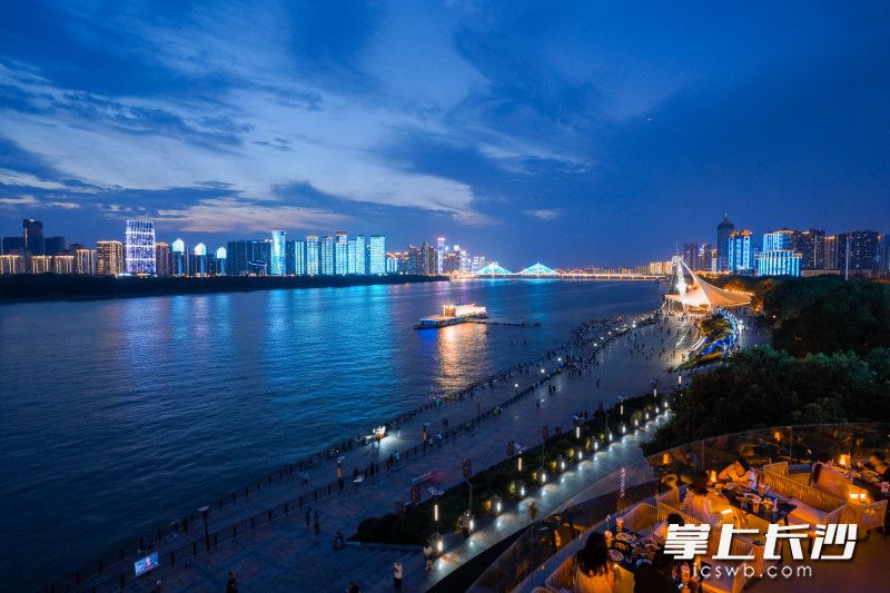 在“方寸·空空客厅”可以欣赏绝美的湘江风光和长沙“一江两岸”灯光秀。