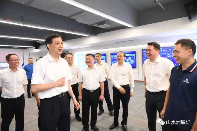 在马栏云想视频技术研究院,周海兵与企业负责人深入交流,了解发展情况。郭雨滴 摄