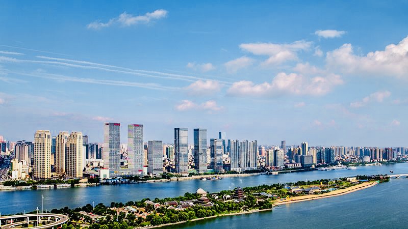 鳞次梓比的摩天楼宇撑起开福区发达的现代服务业。 均为长沙晚报通讯员 杨莹 摄