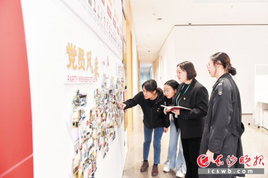   岳麓高新区党建指导员到长沙智能驾驶研究院党委了解各支部开展主题党日活动情况。  王志伟 摄