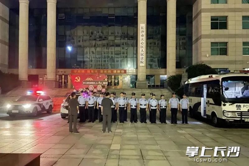 凌晨集合,奔向执行行动现场。均为长沙晚报通讯员 郝立柯 供图