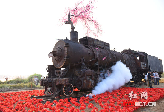 这辆来之不易的火车头作为“第五届艺术长沙”的外围展亮相，一个月后它将被送进熔炉成为另一件艺术作品。